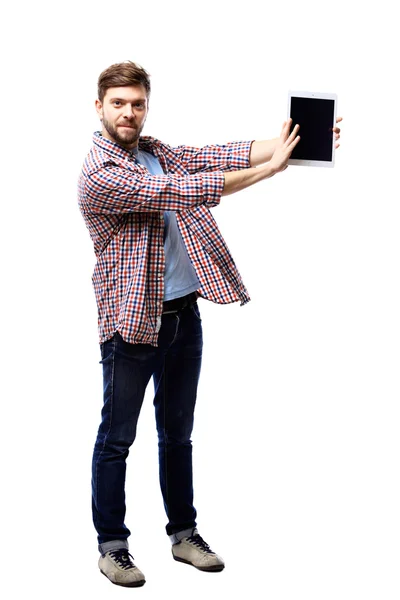 Joven sonriente usando tableta contra fondo blanco — Foto de Stock