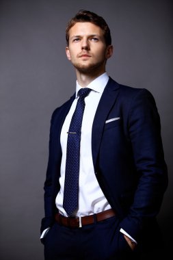 genç yakışıklı işadamı