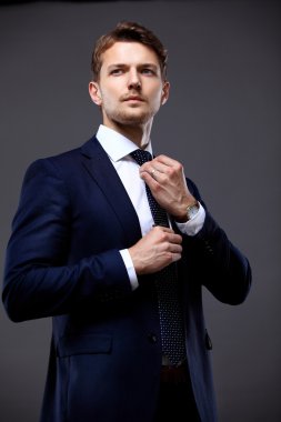 genç yakışıklı işadamı