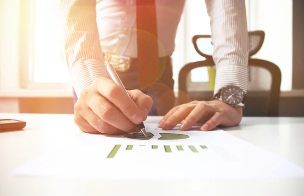 Finger zeigt Schnittpunkt auf Finanzdiagramm — Stockfoto