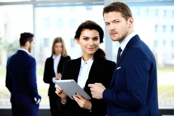 Afbeelding van zakelijke partners discussiëren over documenten en ideeën — Stockfoto