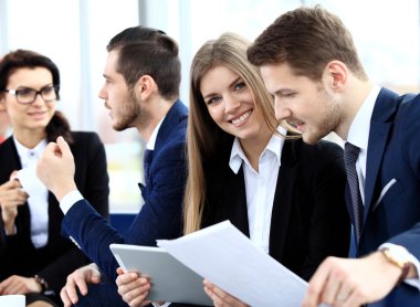 Resmi belgeler ve fikirleri tartışmak iş ortakları