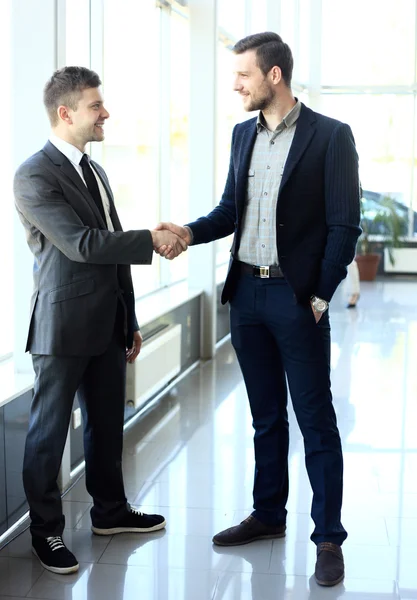 Twee zakenmannen schudden handen in het kantoor — Stockfoto