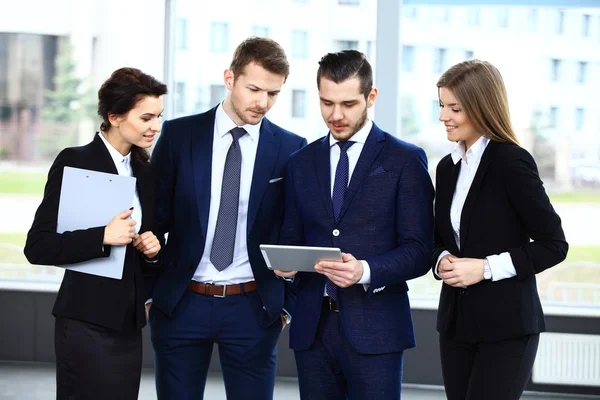 Buon team di lavoro sorridente in ufficio — Foto Stock