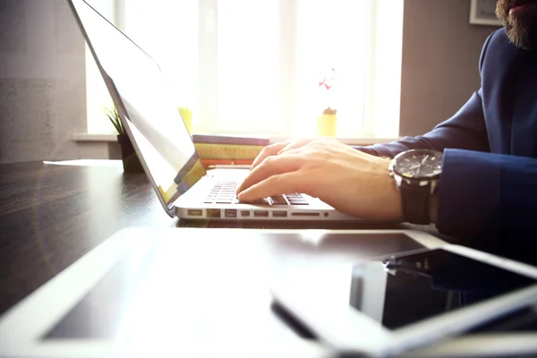 Empresário está digitando no teclado — Fotografia de Stock