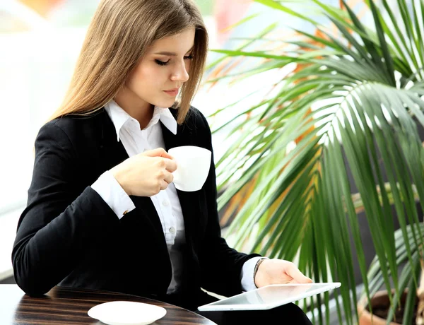 Junge professionelle Geschäftsfrau sitzt im Café — Stockfoto