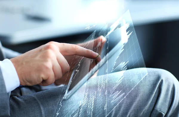 Hombre de negocios tocar la pantalla de la tableta — Foto de Stock