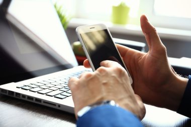 Akıllı cep telefonu kullanan adama yaklaş