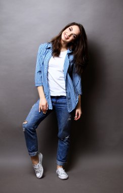 Yüksek moda look.glamor şık güzel ve genç birbayan model parlak renkli bez