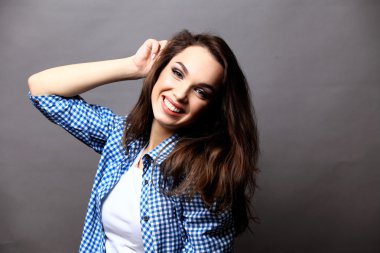 Yüksek moda look.glamor şık güzel ve genç birbayan model parlak renkli bez