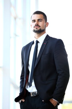 arka planda meslektaşları ile işadamı