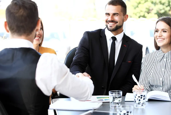 Zwei Geschäftsleute beim Händeschütteln im Amt — Stockfoto