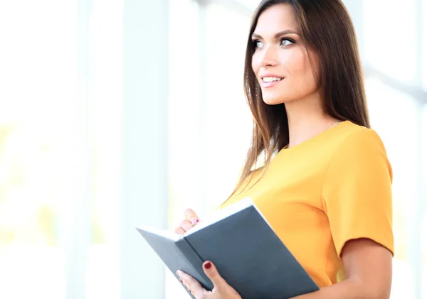 Gesicht einer schönen Frau auf dem Hintergrund der Menschen — Stockfoto