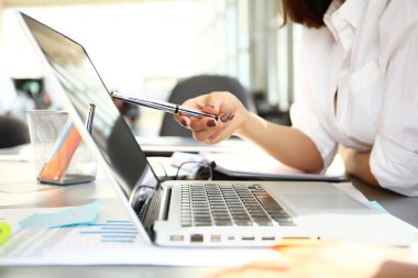 Şirket çalışmalarında ilerleme ifade eden mali rakamlar analiz iş Danışmanı