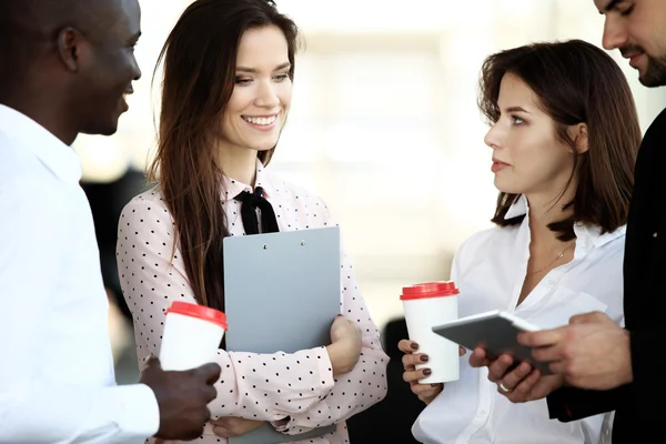 Gelukkig creatieve business mensen in de vergadering — Stockfoto