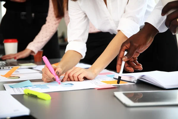 Geschäftsleute unterschiedliches Brainstorming-Konzept — Stockfoto