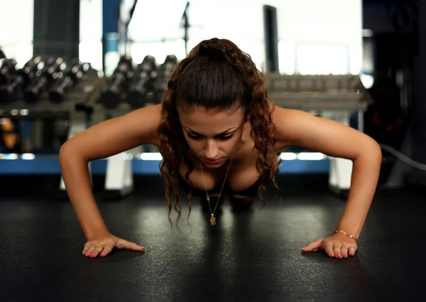 Bela mulher apto exercitar músculos edifício — Fotografia de Stock
