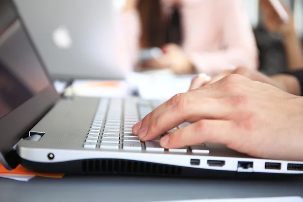 Hombre joven que trabaja con el ordenador portátil, hombre manos en la computadora portátil, persona de negocios en el lugar de trabajo — Foto de Stock