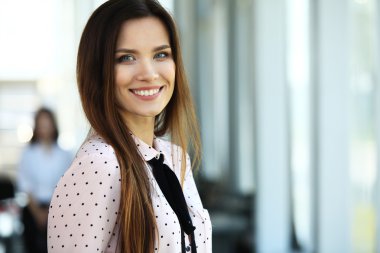 Arka plan iş adamları üzerinde güzel kadının yüzü