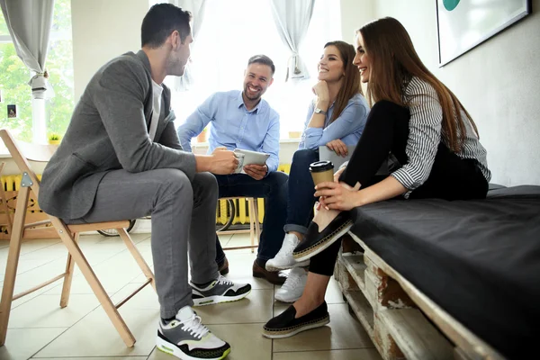 Kreatives Business-Team arbeitet im Büro hart zusammen — Stockfoto