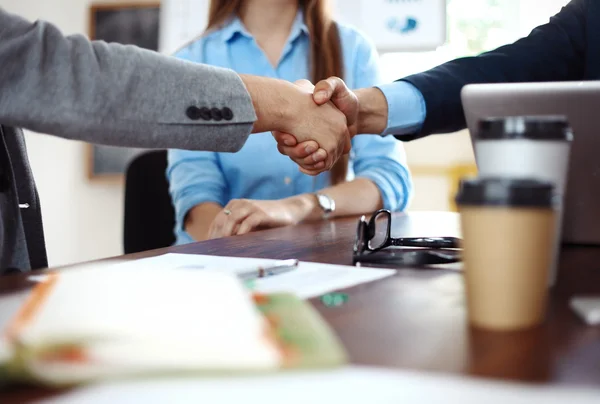 Geschäftsleute schütteln Hände, beenden Besprechung — Stockfoto