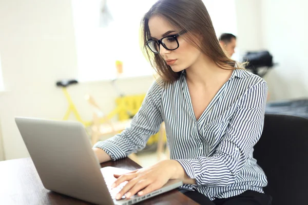 Retrato de una joven mujer de negocios usando laptop —  Fotos de Stock