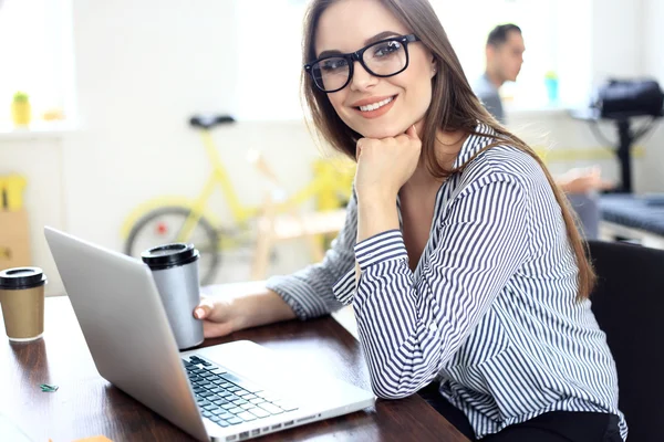 Retrato de una joven mujer de negocios usando laptop — Foto de Stock