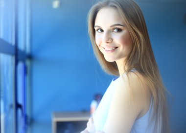 Modern iş kadını ofiste kopya alanı