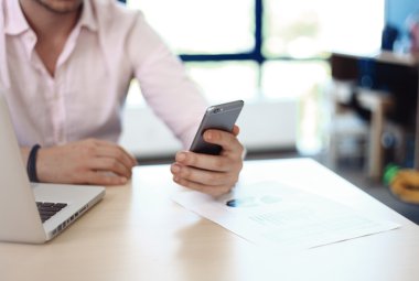 smartphone ve laptop internet kullanarak iş adamı