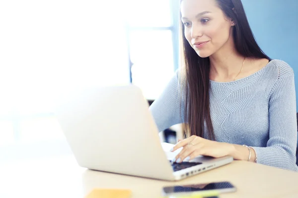 Foto mujer que trabaja con el nuevo proyecto de startup en loft moderno. Cuaderno de diseño genérico sobre mesa de madera — Foto de Stock