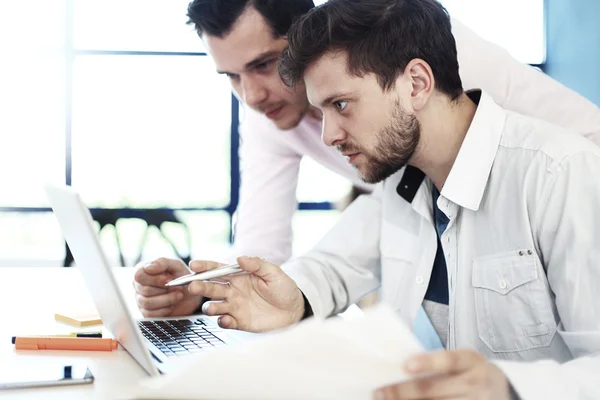 Geschäftspartner diskutieren bei Treffen über Dokumente und Ideen — Stockfoto