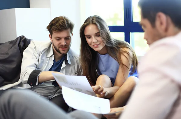 Jóvenes profesionales trabajan en una oficina moderna . — Foto de Stock