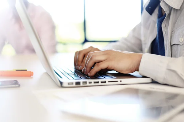 Hombre joven que trabaja con el ordenador portátil, hombre manos en la computadora portátil, persona de negocios en el lugar de trabajo — Foto de Stock