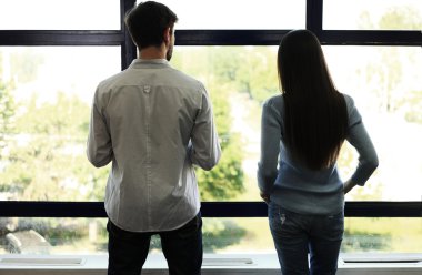 Panoramik pencereye karşı duran işadamları siluetleri