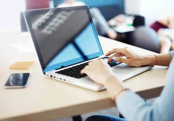 Nahaufnahme einer Geschäftsfrau, die am Laptop tippt — Stockfoto