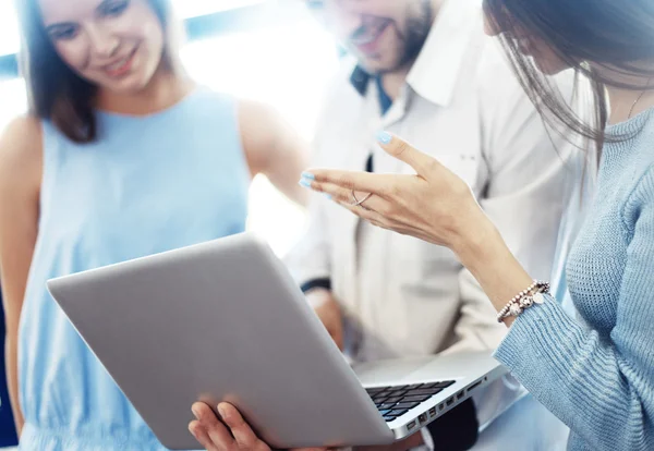 Project manager team bespreken nieuw idee. Zakelijke bemanning werken met opstarten. Laptop, monitor weergegeven: presentatie. Wazig, film effect. — Stockfoto