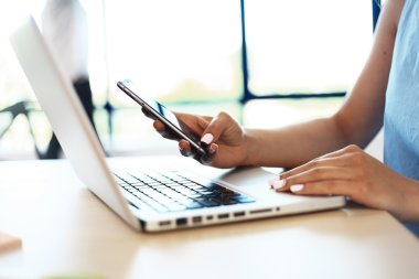 Genç yetişkin akıllı telefon kullanıyor.