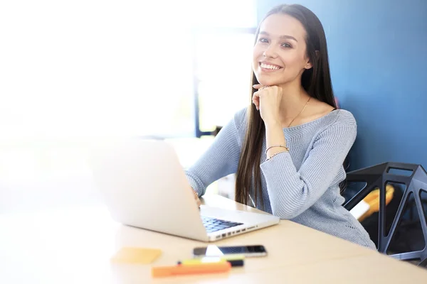 Foto mujer que trabaja con el nuevo proyecto de startup en loft moderno. Cuaderno de diseño genérico sobre mesa de madera — Foto de Stock