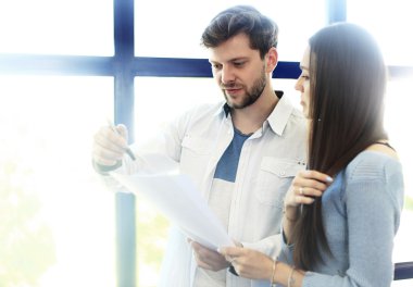Startup ile çalışan iş ekibi. Bulanık, güneş ışığı