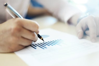 Şirket çalışmalarında ilerleme ifade eden mali rakamlar analiz iş Danışmanı