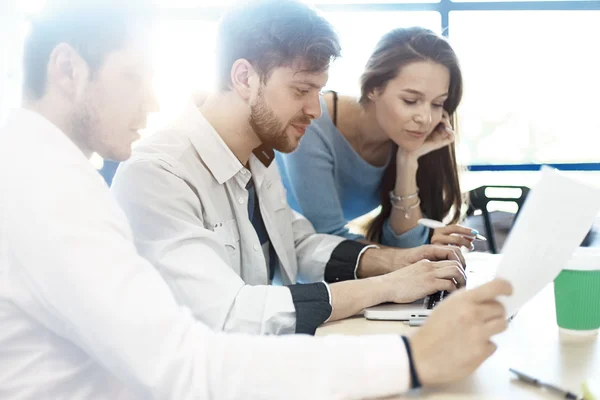 Les jeunes professionnels travaillent dans un bureau moderne.L'équipe d'affaires travaille avec la start-up — Photo