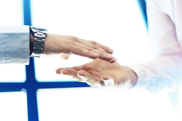 Concepto de reunión de asociación empresarial. Imagen de hombre de negocios handshake.Blurred, las luces del sol — Foto de Stock