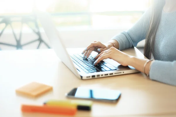 Anak muda yang bekerja dengan laptop, tangan manusia di notebook komputer, orang bisnis di tempat kerja — Stok Foto