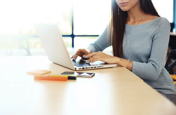 Foto mujer que trabaja con el nuevo proyecto de startup en loft moderno. Cuaderno de diseño genérico sobre mesa de madera —  Fotos de Stock