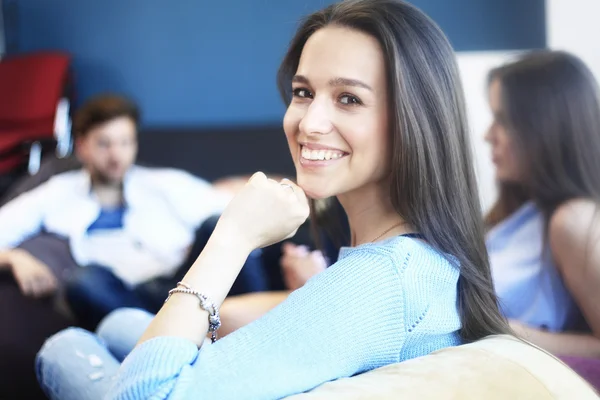 Moderne Geschäftsfrau im Büro mit Kopierraum — Stockfoto