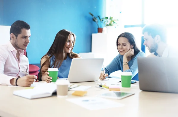 Jonge professionals werken in moderne kantoor. Zakelijke bemanning werken met opstarten — Stockfoto