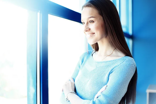 Современная деловая женщина в офисе с копировальным пространством. .Blurred, Sunlights — стоковое фото