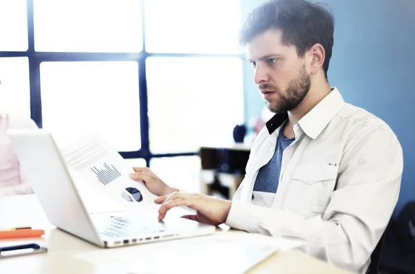 Eleganter Geschäftsmann analysiert Daten im Amt — Stockfoto