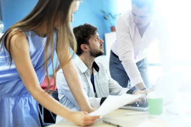 Genç profesyoneller modern ofisinde çalışıyorum. Bulanık, sunlights