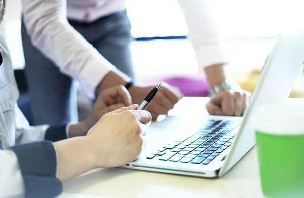 Foto junge Geschäftsleute Crew arbeitet mit neuen Start-up-Projekt in modernen Loft. generisches Design Notizbuch auf Holztisch. horizontal, Filmeffekt — Stockfoto